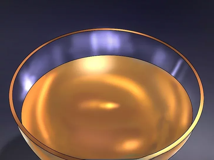 مرحله 8: لانولین را از طریق یک پارچه توری بریزید